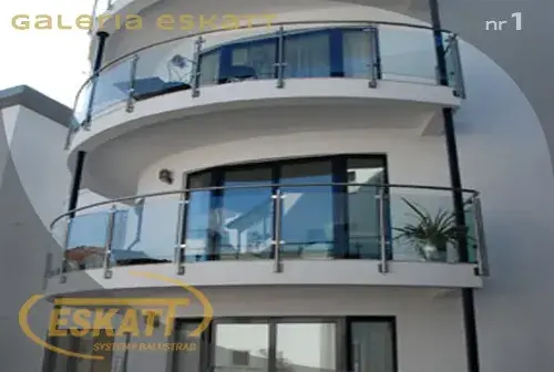 Balustrady balkonowe wypełnione szkłem